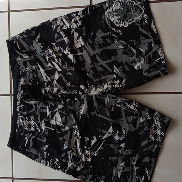 OCEAN CORE N BNWOT SZ 36 MENS BLK w GREY n WHITE BOARD SHORTS - Picture 1 of 12